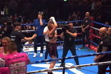 boxer flashes crowd after fight|Womens Boxer Goes Viral After Flashing Crowd Following。